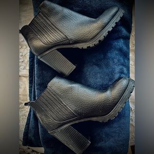 BLACK SAM & LIBBY BRAND CHUNKY HEEL BOOTS